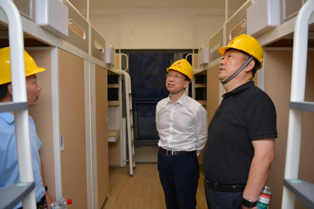 39153·k1体育校郑庆华到校区查抄基建、尝试室和开学筹办事情
